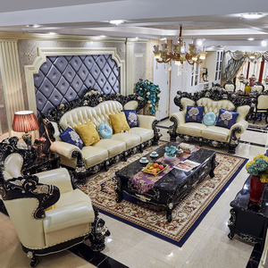 Sala de estar grande, sofá blanco de cuero genuino, madera negra y dorada