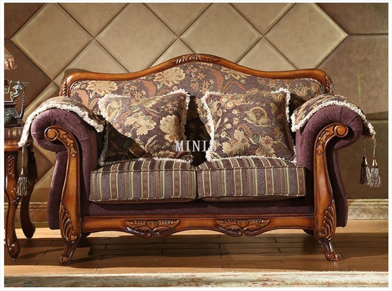 Sofá cómodo de madera marrón vintage para sala de estar