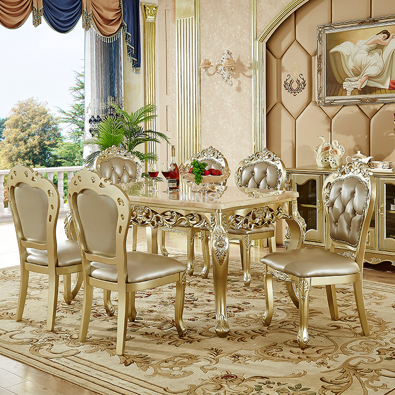 Salón clásico de madera dorada con bonito sofá de cuero auténtico