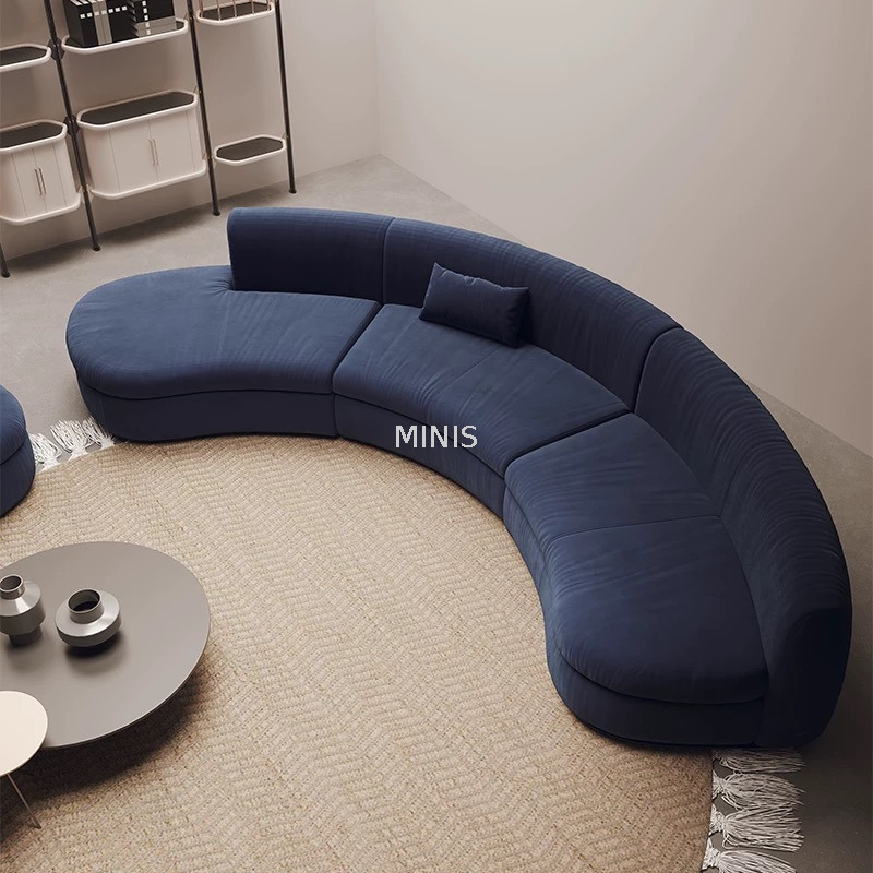 Sofá de tela de terciopelo rojo curvado de la sala de estar