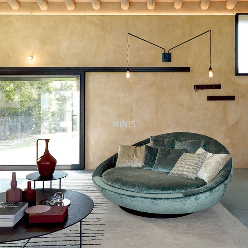 Sala de estar grande silla de tela giratoria redonda con mesa